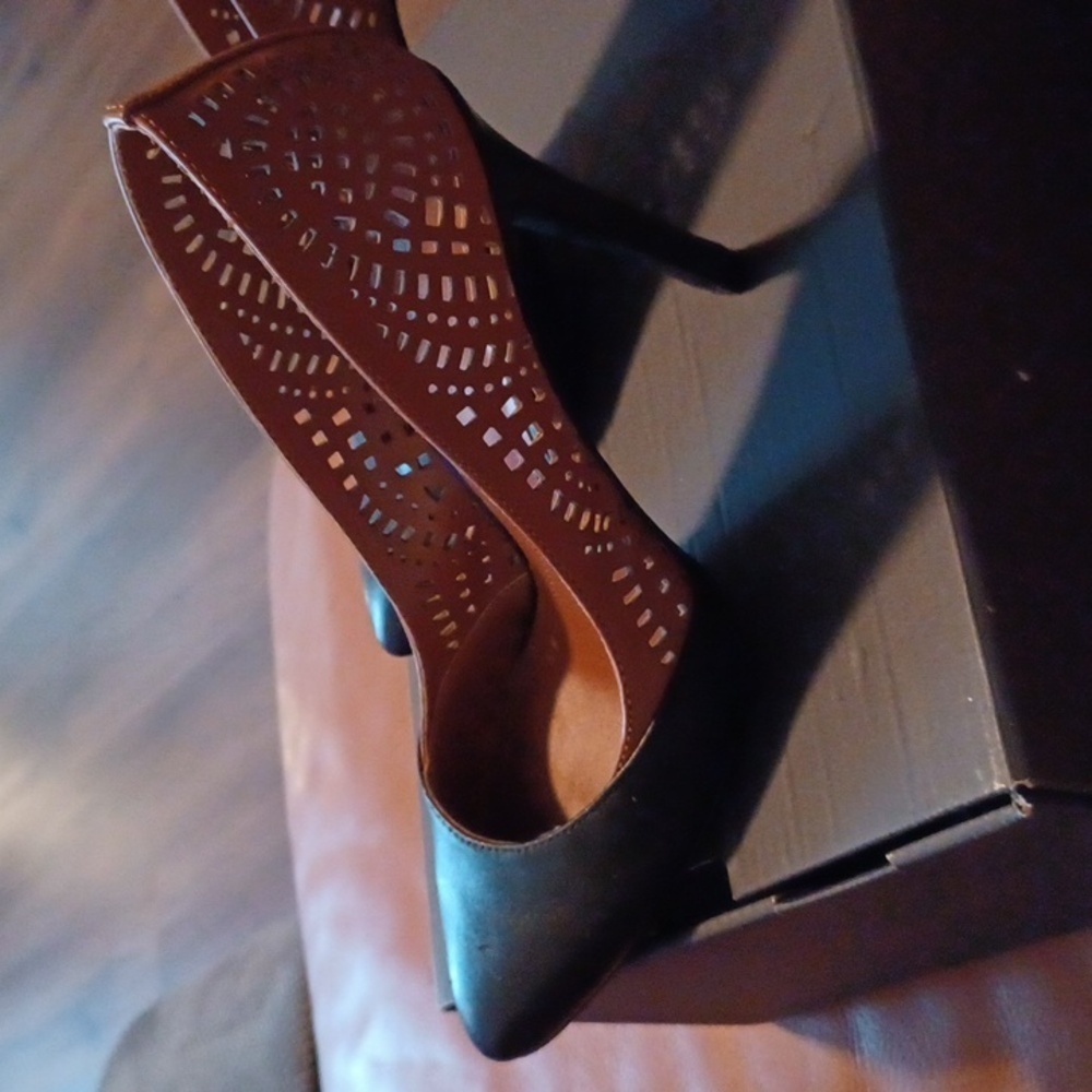 -- BCBG Elegant Black and Brown Women's Heels - Picture 3 of 10